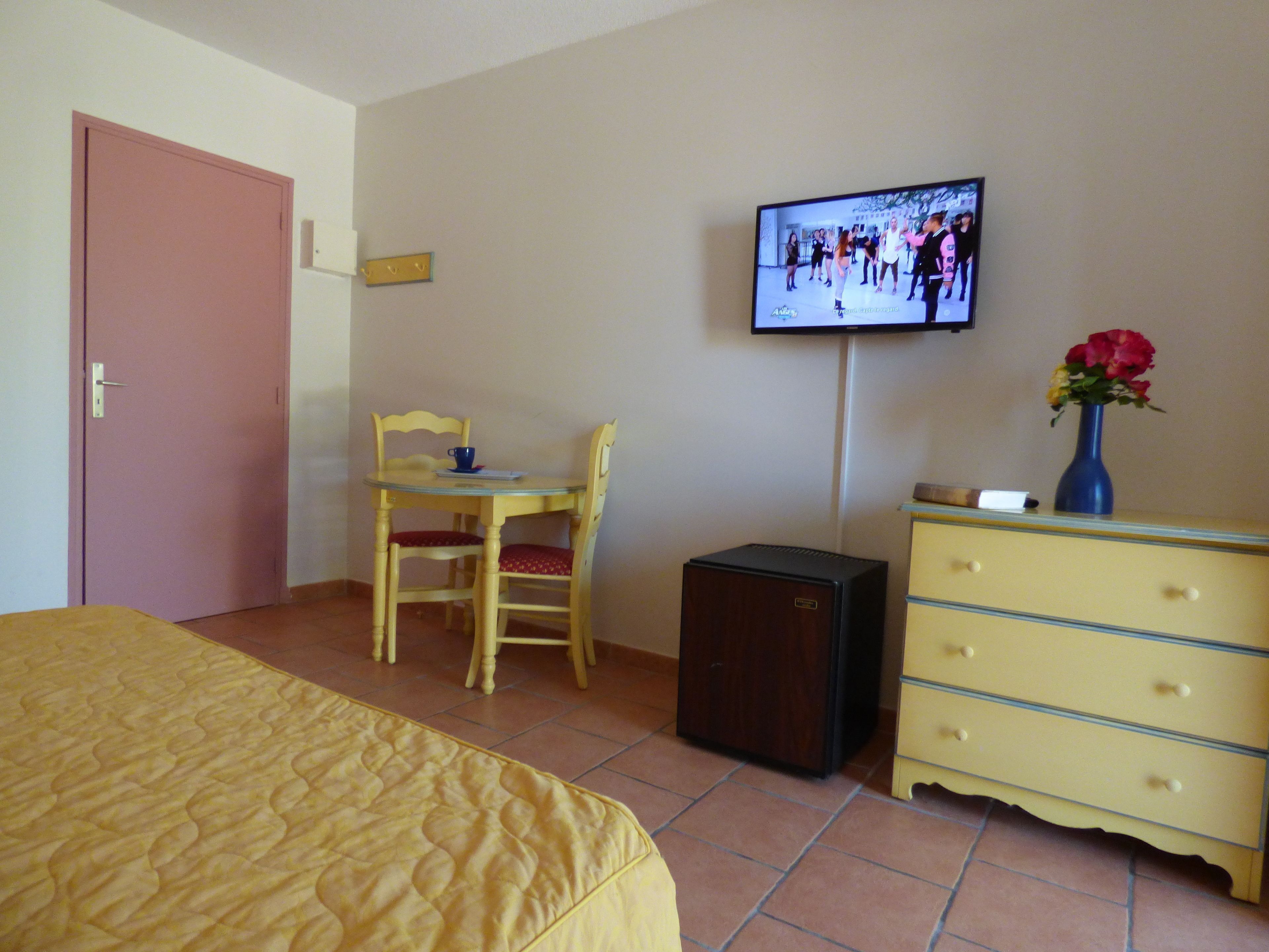 Ropa de cama de alta calidad, cubrecamas, escritorio y wifi gratis 