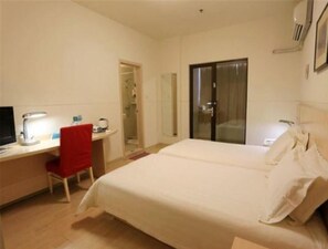 In-room safe, desk, blackout drapes, iron/ironing board - Jinjiang Inn Qingdao Zhongshan Road (Qingdao)
