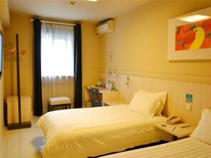 In-room safe, desk, blackout curtains, iron/ironing board - Jinjiang Inn Qingdao Zhongshan Road (Qingdao)