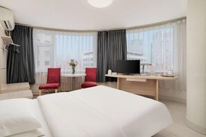 In-room safe, desk, blackout drapes, iron/ironing board - Qingdao Xiangjiang Yunju Hotel (Hangjiang Road Subway Station Branch) (Qingdao)