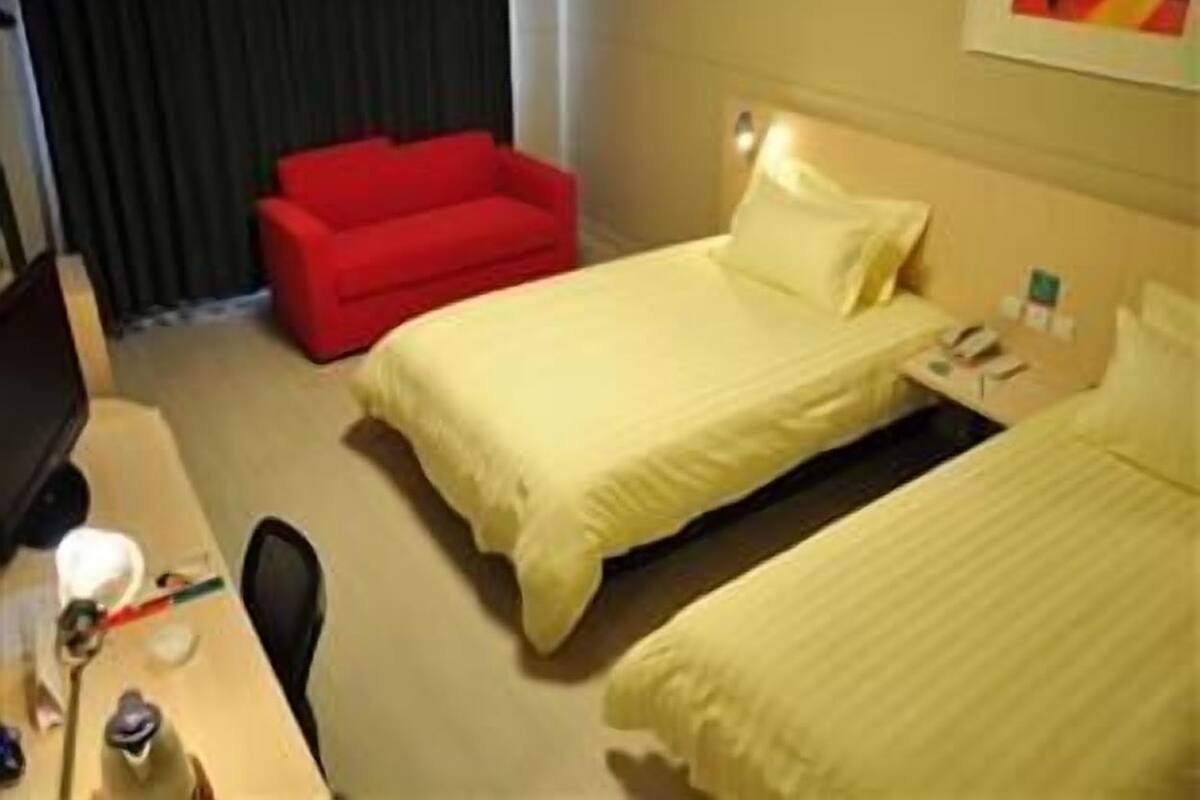 Phòng 2 giường đơn Tiêu chuẩn | Két bảo mật tại phòng, bàn, màn/rèm cản sáng, bàn ủi/dụng cụ ủi quần áo
