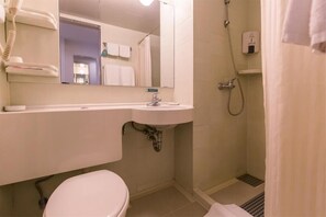 Ensemble douche/baignoire, articles de toilette gratuits, sèche-cheveux
