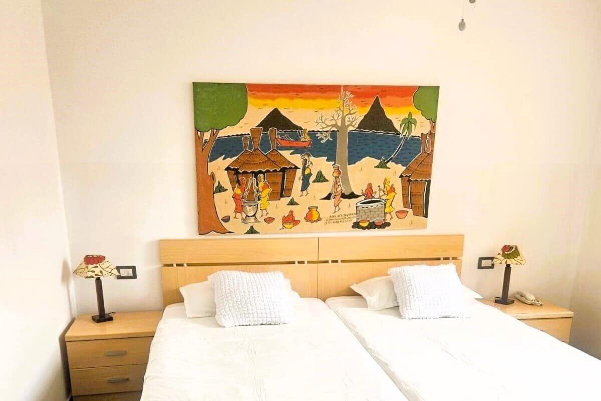 Twin Room | Peti besi dalam bilik, langsir/tirai gelap terus, cadar katil