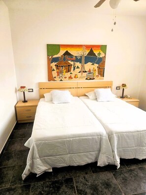 Quarto duplo | Cofres nos quartos, cortinas blackout, roupa de cama