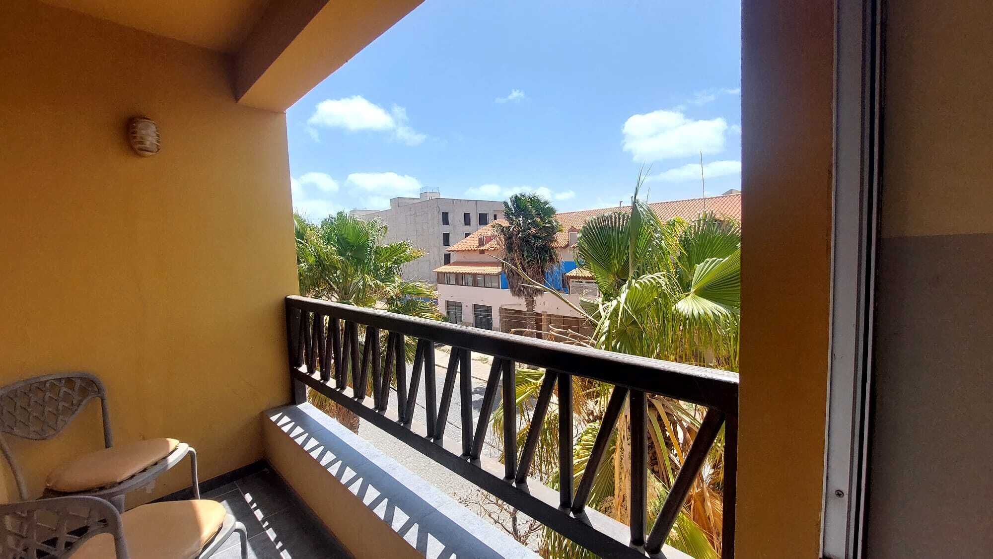 Tomannsrom, balkong | Safe på rommet, blendingsgardiner og sengetøy