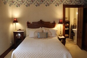 ルーム クイーンベッド 1 台 禁煙 | 客室ごとに異なる装飾、客室ごとに異なるインテリア、ノートパソコン用作業スペース、アイロン / アイロン台