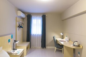 客房内保险箱、办公桌、遮光窗帘、熨斗/熨板