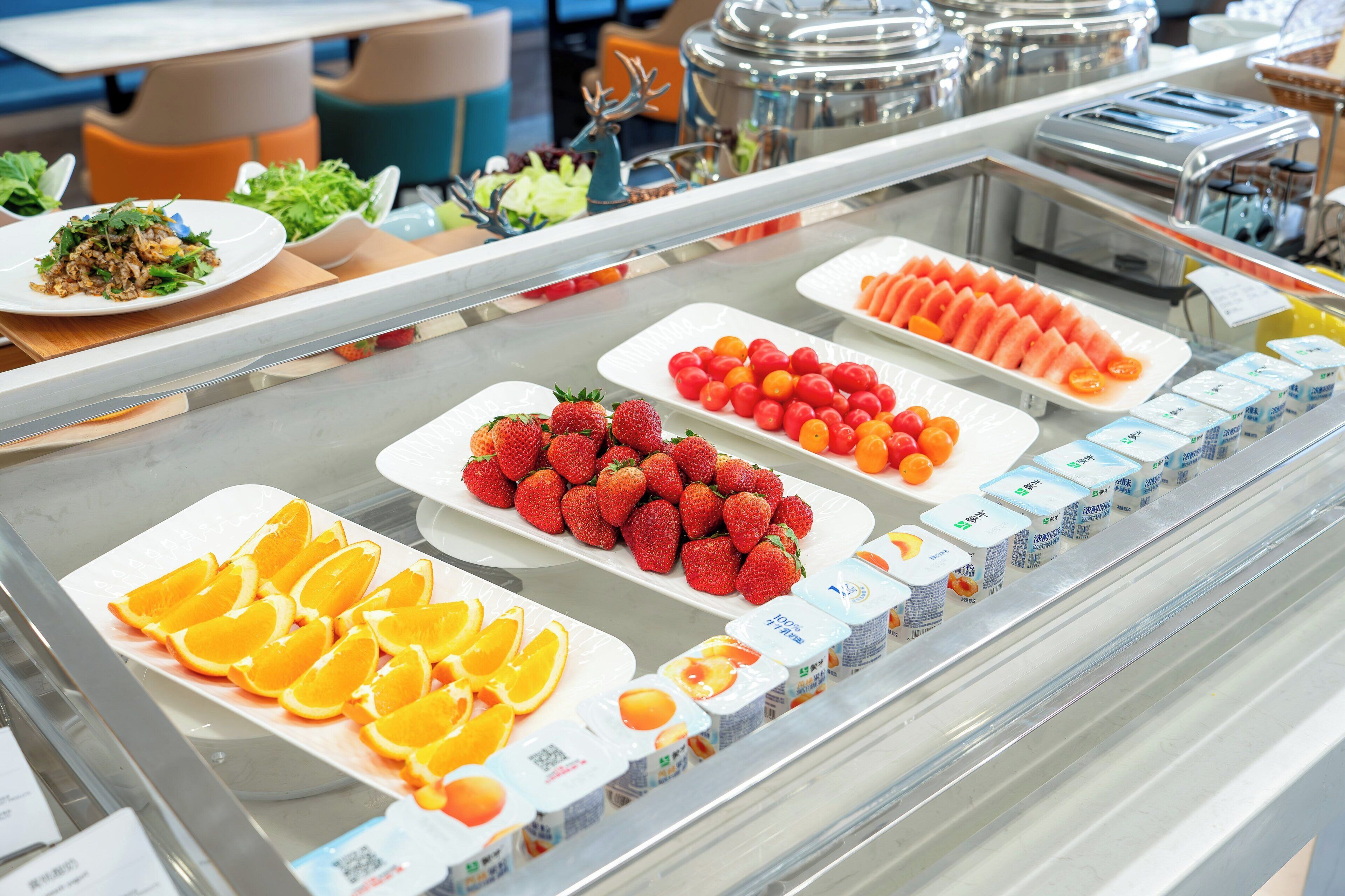Un bufé con diversas frutas y productos lácteos.