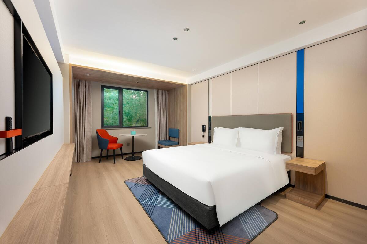 Premium bedding, down duvets, desk, laptop workspace