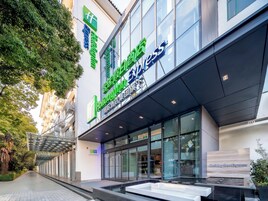 Un edificio moderno con un llamativo letrero de 'Holiday Inn Express'.