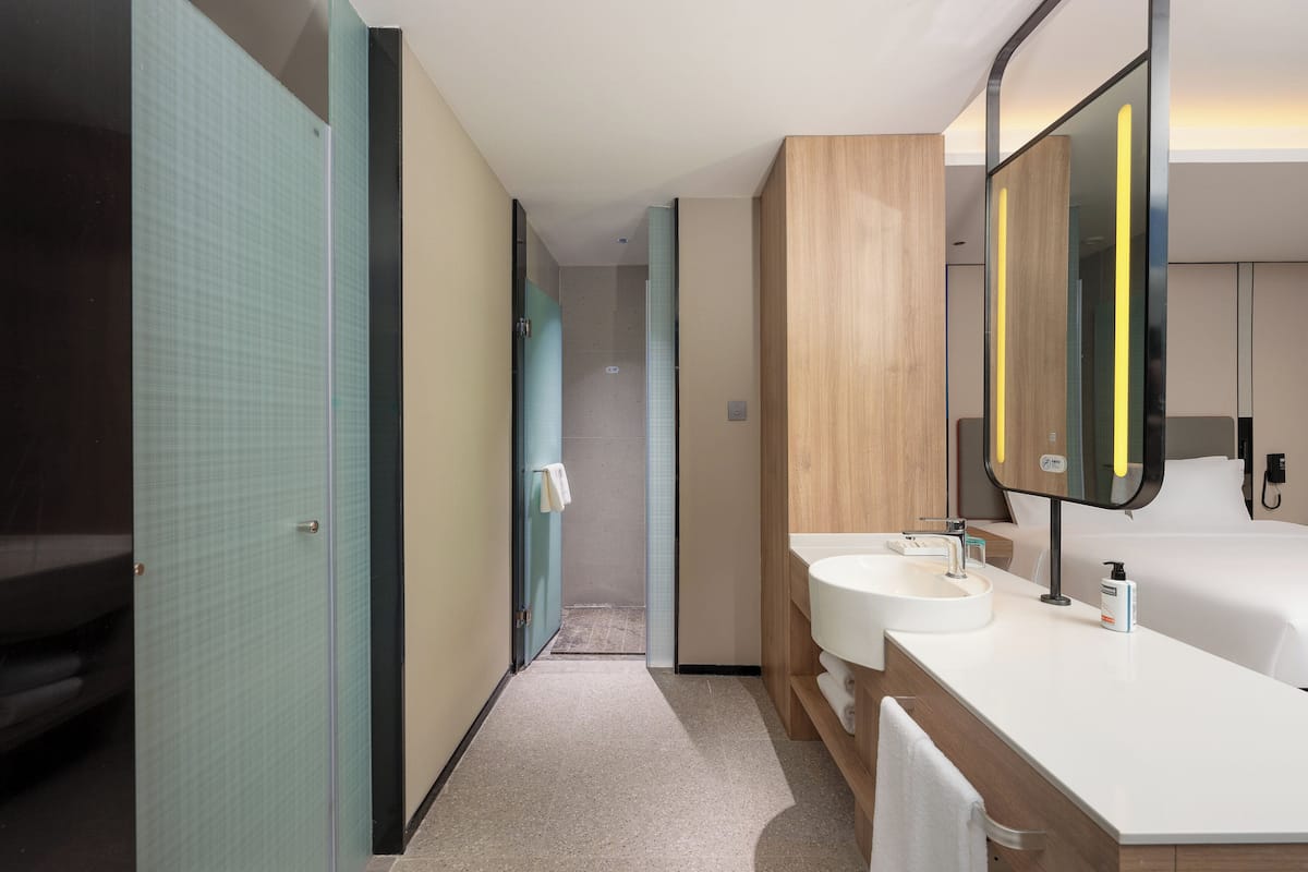 1 King Standard Extra Floor Space | Bathroom | Shower, free toiletries, hair dryer, slippers