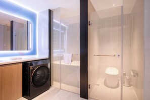 1 Bedroom Suite | Bathroom - Holiday Inn Express Suzhou City Center by IHG (Suzhou)