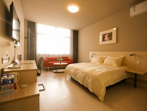 A hotel room with a bed, a desk, a chair, a TV, and a window with curtains. - Jinjiang Hotel (Suzhou Mudu Zhujiang Road) (Suzhou)