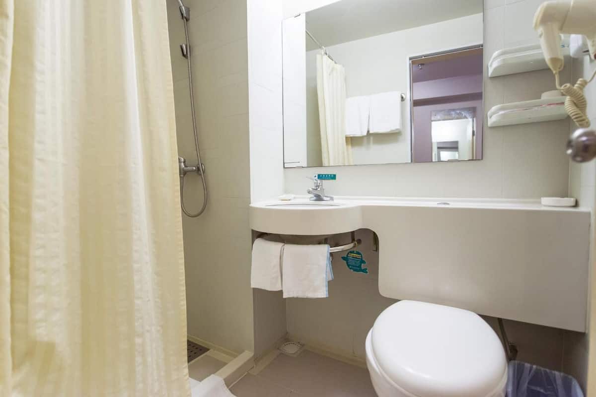 Combined shower/bathtub, free toiletries, hair dryer, slippers