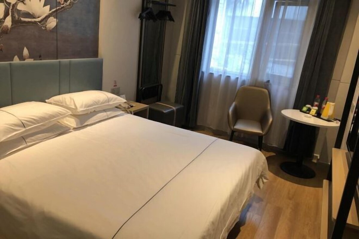 Safe på rommet, skrivebord, blendingsgardiner og strykejern/-brett