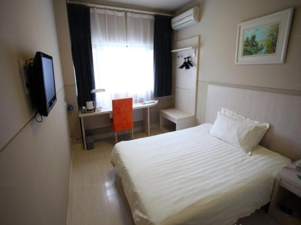 Zimmersafe, Schreibtisch, Verdunkelungsvorhänge, Bügeleisen/Bügelbrett