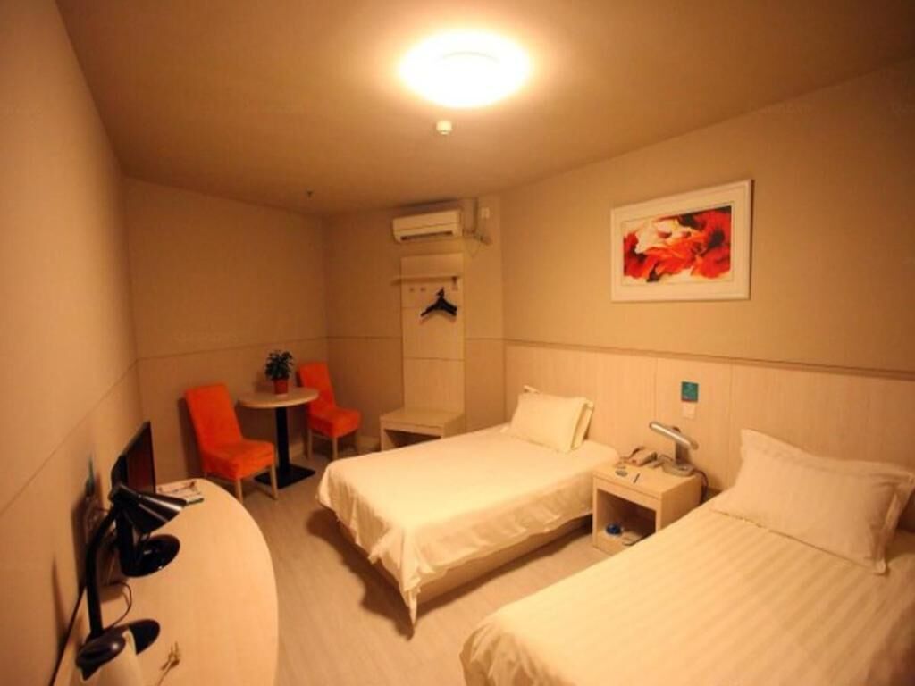 Zimmersafe, Schreibtisch, Verdunkelungsvorhänge, Bügeleisen/Bügelbrett