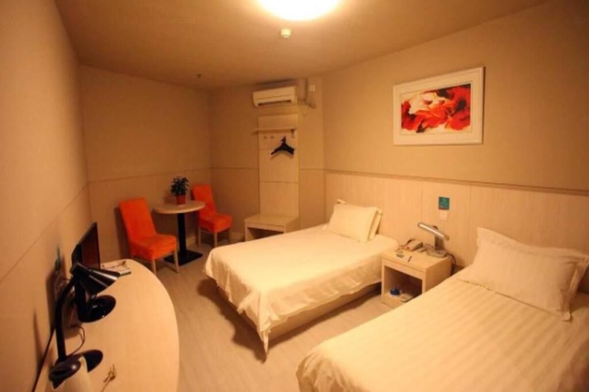 ตู้นิรภัยในห้องพัก, โต๊ะทำงาน, ผ้าม่านกันแสง, เตารีด/โต๊ะรีดผ้า