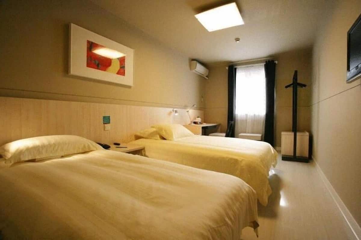 Caja de seguridad en la habitación, escritorio y cortinas blackout