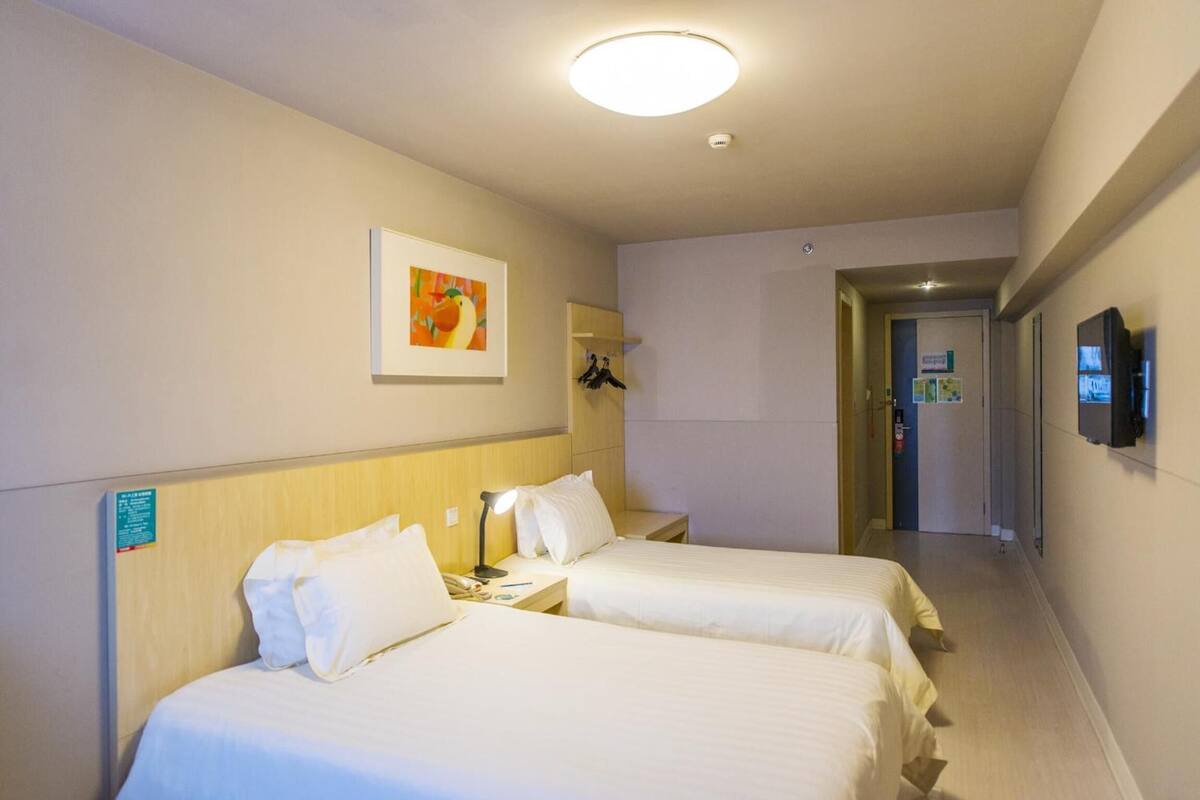 Standardzimmer | Zimmersafe, Schreibtisch, Verdunkelungsvorhänge, Bügeleisen/Bügelbrett
