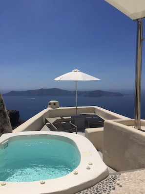 Vanilla Room with Outdoor Hot tub Caldera View | Terrace/patio