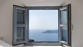 Premium Loft with Pool Access & Caldera View | Ropa de cama de alta calidad, camas con pillow-top y minibar