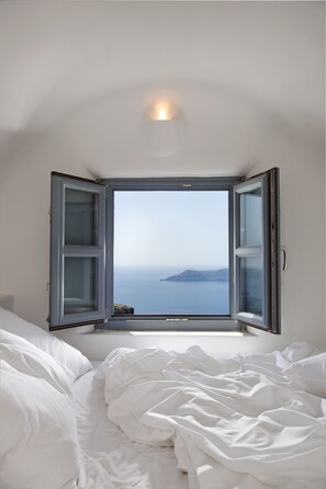 Premium Loft with Pool Access & Caldera View | 高档床上用品、加厚床垫、迷你吧、客房内保险箱