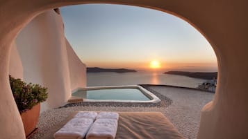 Kapari Up & High with Outdoor Hot tub & Panoramic Caldera View | Yksityinen kuumavesiallas