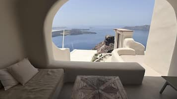 Premium Spa Room with Indoor Hot tub with Private Balcony & Caldera View | Βεράντα/αίθριο