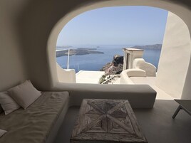 Premium Spa Room with Indoor Hot tub with Private Balcony Caldera View | Terrace/patio