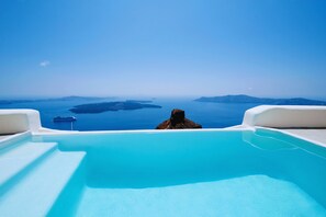 Outdoor pool, open 8:00 AM to 7:00 PM, pool umbrellas, sun loungers - Kapari Natural Resort (Santorini)