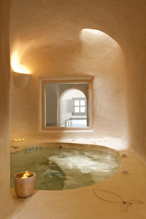 Premium Spa Room with Indoor Hot tub Caldera View | Bathroom | Shower, eco-friendly toiletries, hair dryer, bathrobes - Kapari Natural Resort (Santorini)