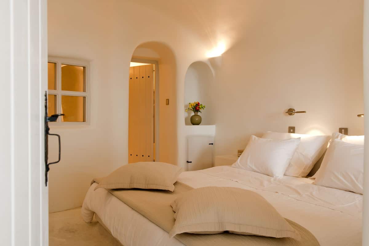 Poolfront Suite with Indoor Hot tub Caldera View | Premium bedding, pillow-top beds, minibar, in-room safe
