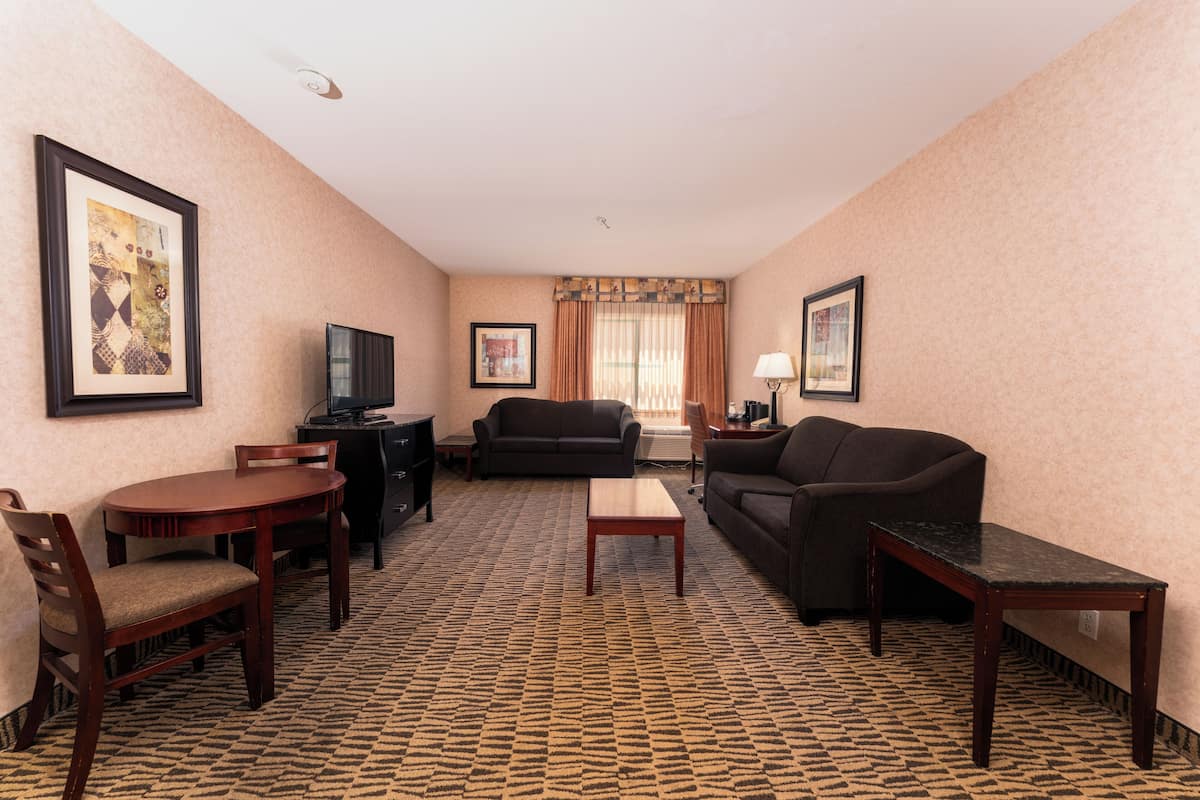 Family Suite | Living room | 37-inch flat-screen TV with cable channels, TV, pay movies