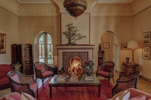 La Villa Sirayane | Stofa | 42-tommu flatskjársjónvarp með gervihnattarásum, sjónvarp, DVD-spilari.