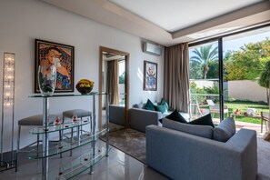 Suite Deluxe avec piscine privée chauffée et jardin privé | Egyptian cotton sheets, premium bedding, down duvets, pillow-top beds