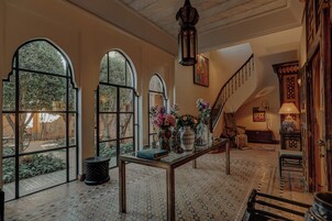 La Villa Sirayane | Stofa | 42-tommu flatskjársjónvarp með gervihnattarásum, sjónvarp, DVD-spilari.