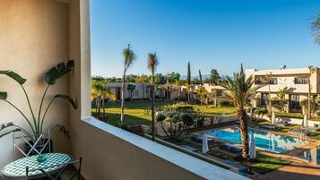 Suite With Private Terrace And Pool View | Draps en coton égyptien, literie de qualité supérieure