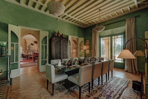 La Villa Sirayane | Wohnbereich | 42-Zoll-Flachbildfernseher mit Satellitenempfang, Fernseher, DVD-Player