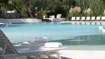 2 piscines extérieures, chaises longues
