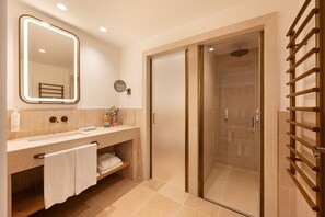Junior Studio Suite (1) | Bathroom | Free toiletries, hair dryer, bidet, towels