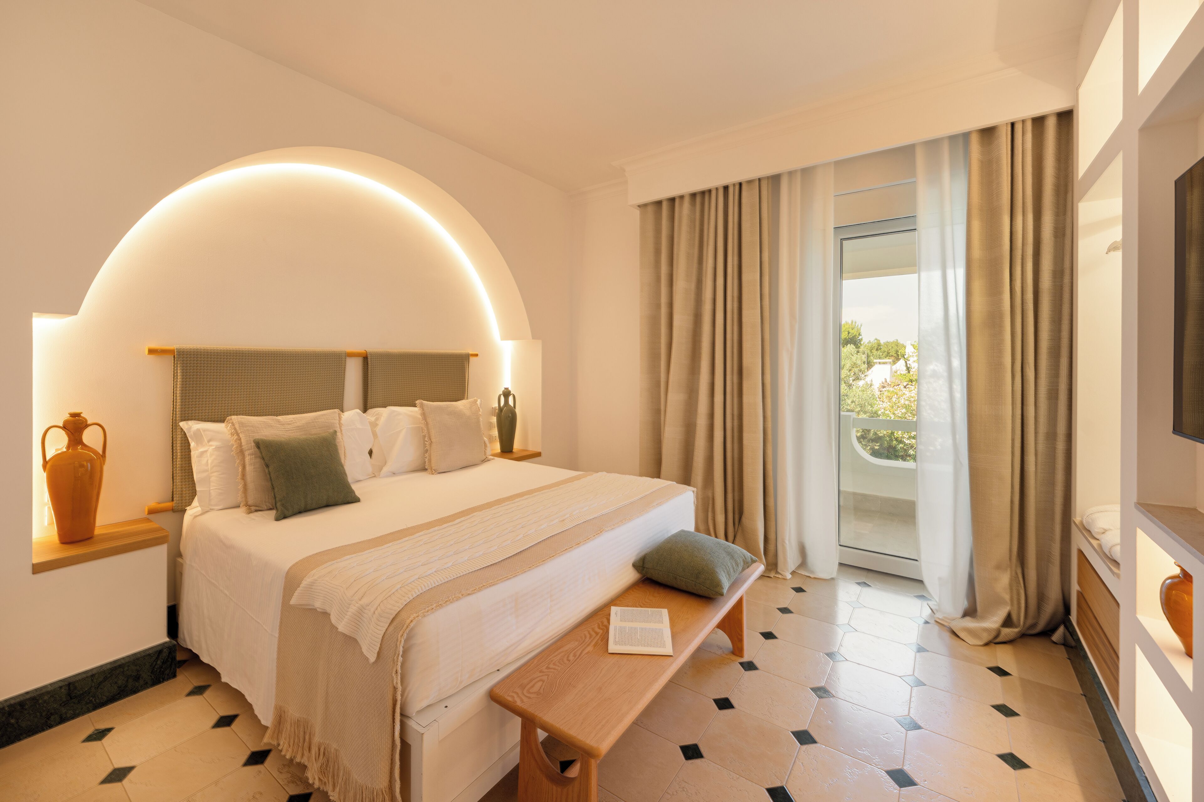 Signature Suite | Minibar, free WiFi, bed sheets