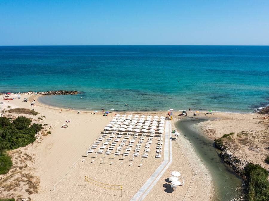 Praia particular nas proximidades, areia branca