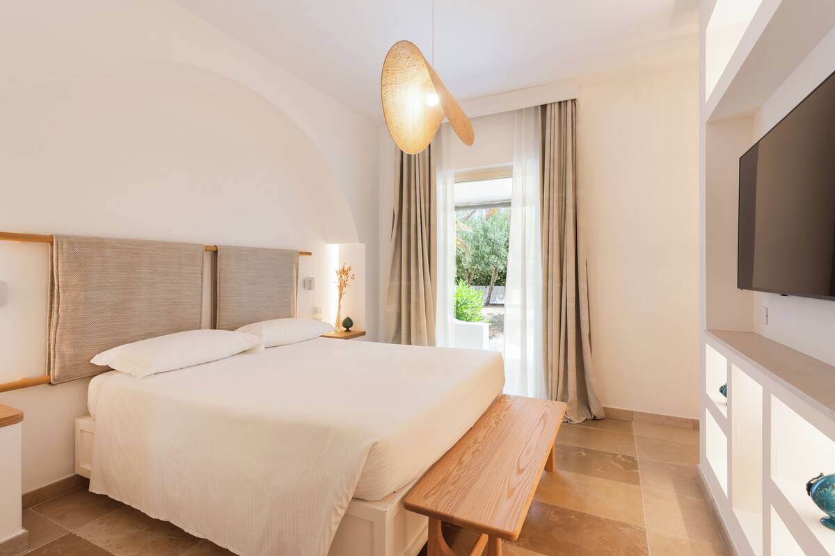 Executive Studio Suite | Minibar, WiFi (free), bed sheets