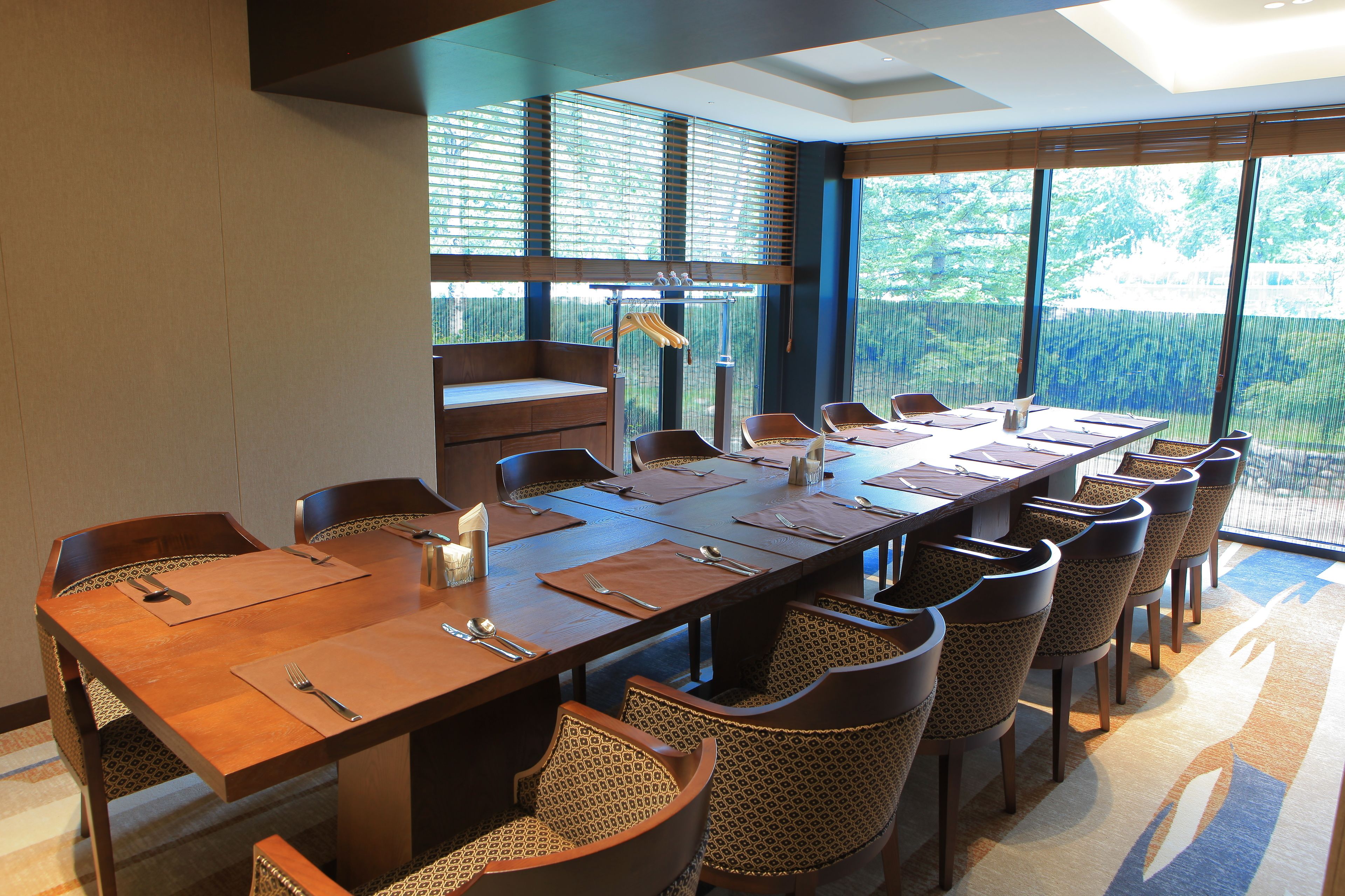 10 restaurants, breakfast served