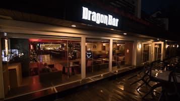 Bar (trong khuôn viên)
