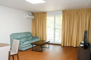 [Villa Condominium] 28A Ondol Type | Oppholdsområde | En 30-tommers LED-TV med kabel-kanaler samt oppvarmet gulv