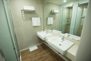 [Bliss Hill Stay Hostel] Deluxe Ondol | Bathroom | Towels, soap, toilet paper - Mona Yongpyong (Pyeongchang)