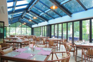 10 restaurantes; se sirven desayunos 