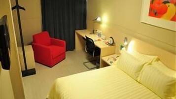 Värdeförvaringsskåp på rummet, skrivbord och mörkläggningsgardiner